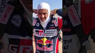 Dakar 2022  Gros plan sur Nasser AlAttiyah au moment où il séquipe avant de prendre la route [upl. by Eceerehs]