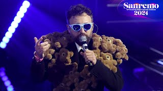 Sanremo 2024  Dargen DAmico canta quotOnda altaquot [upl. by Berliner]