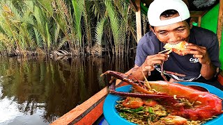 fishing and cooking giant fresh water prawns mancing dan masak menu favorit Angler Kayong di perahu [upl. by Ajan588]