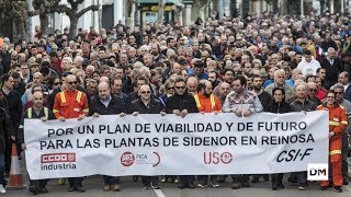 Más de 2000 personas exigen en Reinosa «transparencia» sobre la futura venta de Sidenor [upl. by Trillbee]