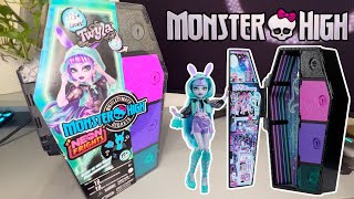 UNBOXING neon frights TWYLA Monster high skulltimate secrets [upl. by Natrav]