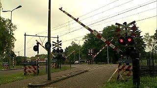 Volledig mechanisch Overweg Hoff van Hollantlaan te Rosmalen [upl. by Eniar]