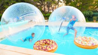 DÉFI PISCINE  ON MARCHE SUR L’EAU DANS DES BULLES GÉANTES AVEC DES GONFLABLES [upl. by Acired311]