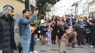 Kadın Öyle bir Oynadıki Taksim Sallandı Sokak Sanatçıları Şarkı Söylerken Kadın Birden Ortaya Çıktı [upl. by Ferreby342]