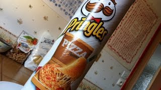 Pringles Pizza Flavored Potato Crisps  produit Américain [upl. by Wettam961]