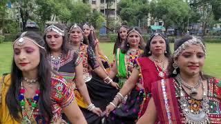 Ramti Aave Madi Ramti Aave  Dakla  Gujrati Garba  Group Performance  Navratri 2021 [upl. by Aimar]