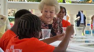 Beatrix op Saba in gesprek met kinderen en ze zoent oude bekende Of niet [upl. by Eibot]