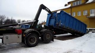 Volvo FH12 picks up a container [upl. by Ocisnarf299]