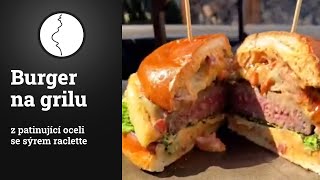 Burger na grilu z patinující oceli se sýrem raclette [upl. by Anneyehc397]