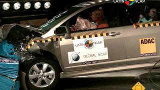 Crash test com o Nissan Tiida com um airbag [upl. by Adnovad495]