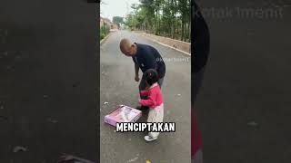 seorang anak perempuan menunggu kakek di persimpangan jalan [upl. by Marylinda259]