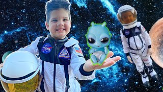 Caleb is an ASTRONAUT Caleb PRETEND PLAY with MOMMY amp BABY ALIENS from OUTERSPACE  Scavenger HUNT [upl. by Nevag]