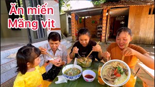 Hôm nay Mai dẫn Bối đi xuống nhà Nội chơi nấu miến măng vịt ăn cùng Bà Nội Bé Hiền ngocmaivlog [upl. by Kolk824]