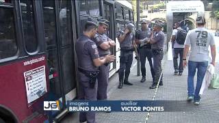 Tentativa de assalto num ônibus em plena Nove de Julho [upl. by Swiercz835]