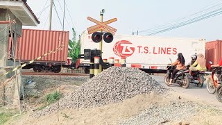 Railroad Crossing Indonesia  Perlintasan Kereta Muatan Berat Dan Panjang  Gerbong Kereta Barang [upl. by Sorvats]