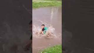 Unas horas de lluvia bastaron para que se vuelvan a inundar varias calles [upl. by Burman]