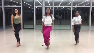 Cours de danse indienne bollywood à paris Tu cheez badi  simple steps [upl. by Lowell]