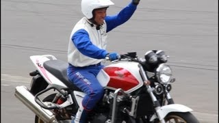 【超絶テク】白バイ・インストラクターによるパイロン・スラローム【オートジャンボリー2013・埼玉自動車大学校】 [upl. by Nahtiek]