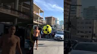 Altinha no sinal 🚦altinha shorts futebol [upl. by Neelra]