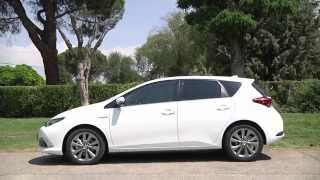 Toyota Auris híbrido 2015 Prueba en vídeo  Autobildes [upl. by Oniotna]