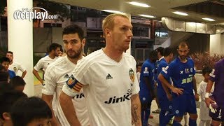 Valencia CF Cientos de valencianistas vibran en el estreno del Kit Recopa [upl. by Iveksarap]