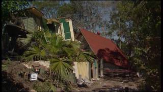 house collapse break in half salisbury queensland australia [upl. by Sachi458]