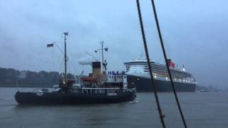 Eisbrecher Stettin vs Queen Mary 2 im Hamburger Hafen [upl. by Medea826]