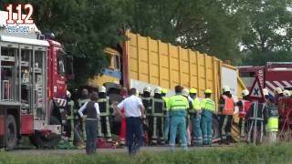 Vuilniswagen plet auto op de Hessenweg in Lunteren [upl. by Valenta]