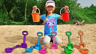 Juego de simulación en la playa con palas y moldes de arena  Mi Mi Kids [upl. by Olwen]