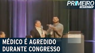 Médico é agredido durante discurso em congresso de medicina  Primeiro Impacto 020623 [upl. by Bonney]