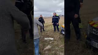 Des agriculteurs de la CR47 dépannent des gendarmes embourbés dans un champ [upl. by Yuu]