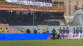 Giocatori del Catania depongono un mazzo di fiori sotto la Curva Nord con la scritta Catania Ultras [upl. by Will891]