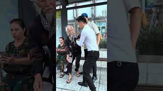 The old man stopped the thief KINDNESS MAN kindness homeless goodperson help moving oldman [upl. by Torry39]