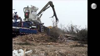 Mise en copeaux directement en forêt la machine PetersonPacific 5000H [upl. by Warner]