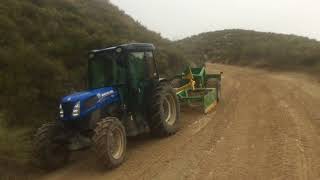 Cómo arreglar caminos rocosos con un pequeño tractor y niveladora Chaptools [upl. by Aulea]