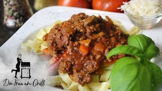 Bolognese Sauce rustikal  im Dutch Oven  Die Frau am Grill [upl. by Ardnola819]