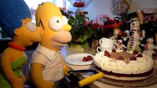 Homers Erdbeer Sahnetorte mit gehobelten Mandeln [upl. by Adnahcal563]