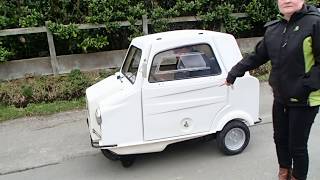 Deux amis pilotent la MiniComtesse microcar  Two friends in the Mini Comtesse smallest car [upl. by Malinda]