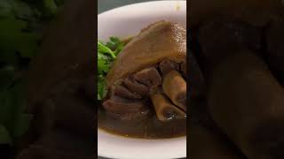 Bangkoks famous pigs feet rice bowl Charoen Saeng Silom travel [upl. by Novah]