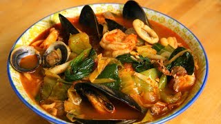 Spicy seafood and meat mixed noodle soup Jjamppong 짬뽕 [upl. by Tail]