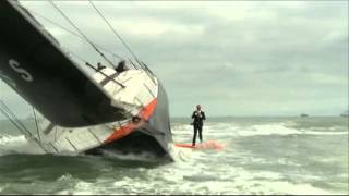 Alex Thomson debout en mer sur la quille de son bateau [upl. by Mientao569]