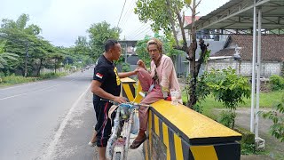 PEMUDA KARAWANG MENOLAK DIBANTU SENGAJA BAB DI DEPAN RUMAH WARGA PAK PURNOMO KUALAHAN SENDIRIAN [upl. by Orutra]