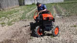 Mini tractor Kubota B7000 Giro de 180º [upl. by Eradis]