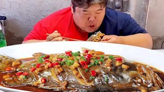 Monkey Brother makes ”braised Spanish mackerel” eating meat with big mouthfuls is really enjoyable [upl. by Sabra]