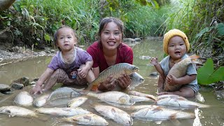 A single mother and her children caught giant fish and brought them to the market to sell [upl. by Ojibbob]