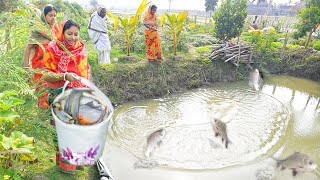 অনেকদিন পর বাড়ির পুকুরে মাছ ধরে মায়ের হাতে মাছের ঝোল রান্না  popi kitchen fishing [upl. by Durrace547]