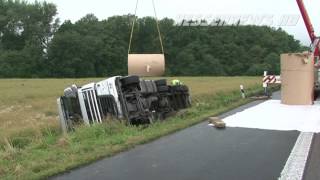 A44 bei Zierenberg  LKW mit Papierrollen umgekippt 08072014 [upl. by Airol91]