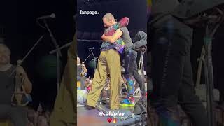 Elisa ospite al concerto dei Coldplay labbraccio con Chris Martin [upl. by Nerrol]