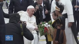 Due bambini accolgono il Papa atterrato a Giacarta [upl. by Nylekoorb]