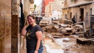 Inondations en Espagne Face à un bilan tragique le roi se rend au chevet des habitants meurtris [upl. by Alesram]